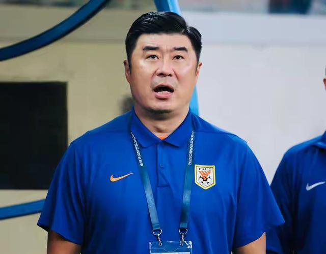 AA, 一场卡位战 AA, 一场卡位战