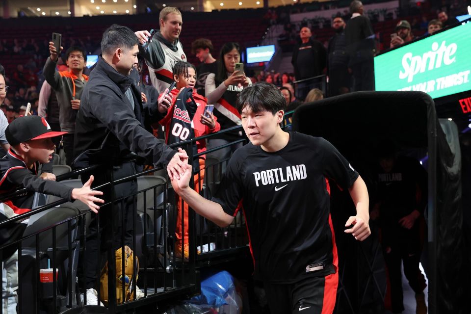 对阵国王队, 正在努力融, 犯毕业